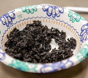 A serving of prepared black seaweed in a patterned bowl