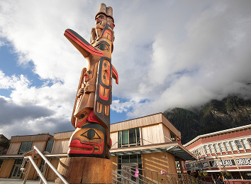 Kootéeyaa Deiyí totem pole beside the Sealaska Heritage Arts Campus