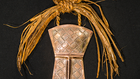Copper tináa with woven plant fibers